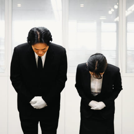 スタッフがお辞儀している様子